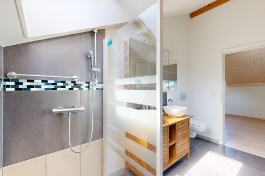 salle de bains avec douche, salle de bain complète, lavabo (ou coiffeuse selon le contexte), cloison sèche, et drywall