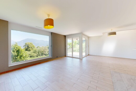 pièce vide avec cloison sèche, drywall, inside property, lumière naturelle, et natural light