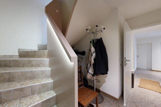 escaliers avec escaliers, cloison sèche, drywall, inside property, et plinthes murales