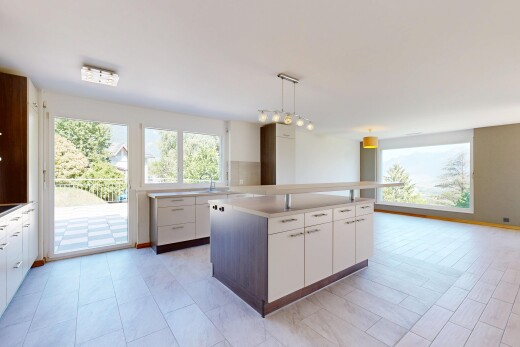 cuisine avec armoires blanches, white cabinets, plans de travail, light countertops, et light floor