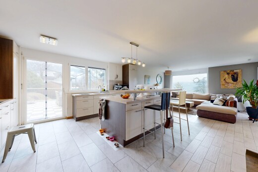cuisine avec light countertops, plans de travail, pendant lighting, éclairage suspendu, et kitchen bar