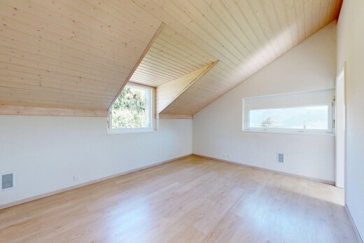 leerer raum mit inside property, zusätzliches zimmer, dachschräge, vaulted ceiling, und holzfußboden