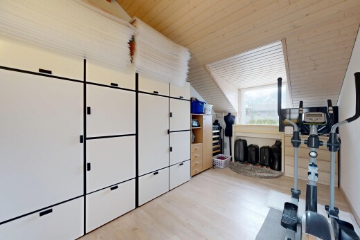 gym avec inside property, sol en finition bois, wood finish floor, lumière naturelle, et natural light
