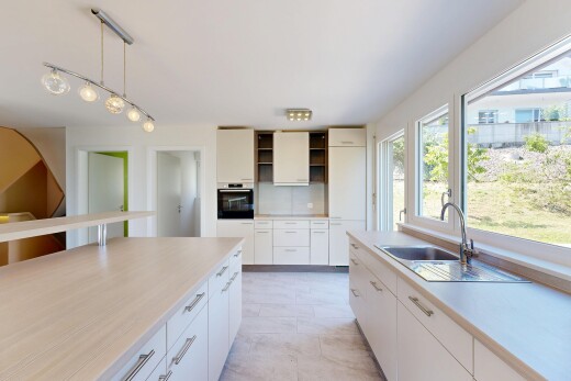 cuisine avec light countertops, four, light floor, inside property, et éclairage suspendu