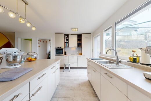 cuisine avec light floor, plans de travail, light countertops, armoires blanches, et white cabinets