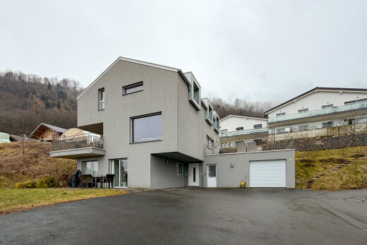 façade avec overcast, allée, et bardage en stuc
