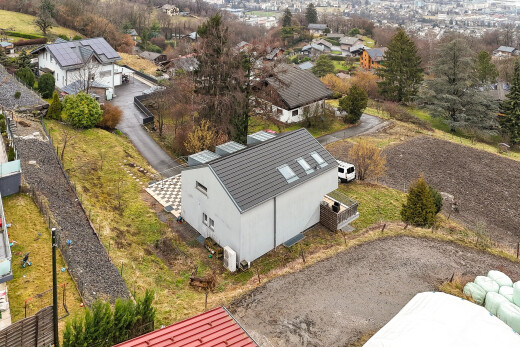 façade avec aire de stationnement, bardage en stuc, vue résidentielle, et residential view