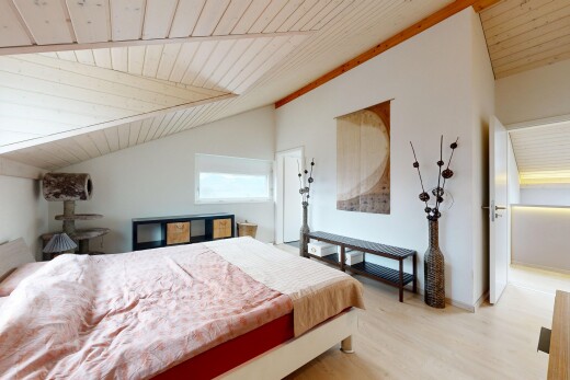 chambre avec plafond en bois, wood ceiling, cloison sèche, drywall, et inside property