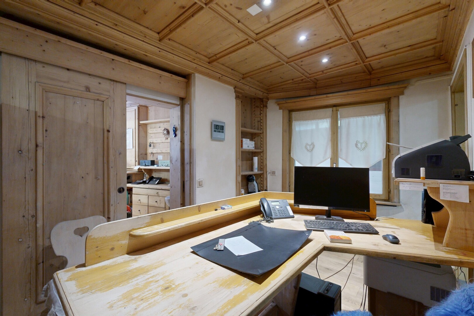 bureau avec wood ceiling, plafond en bois, étagères intégrées, télévision, et high end ceiling