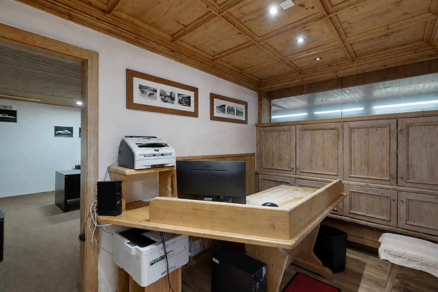 bureau avec plafond en bois, wood ceiling, cloison sèche, drywall, et éclairage encastré