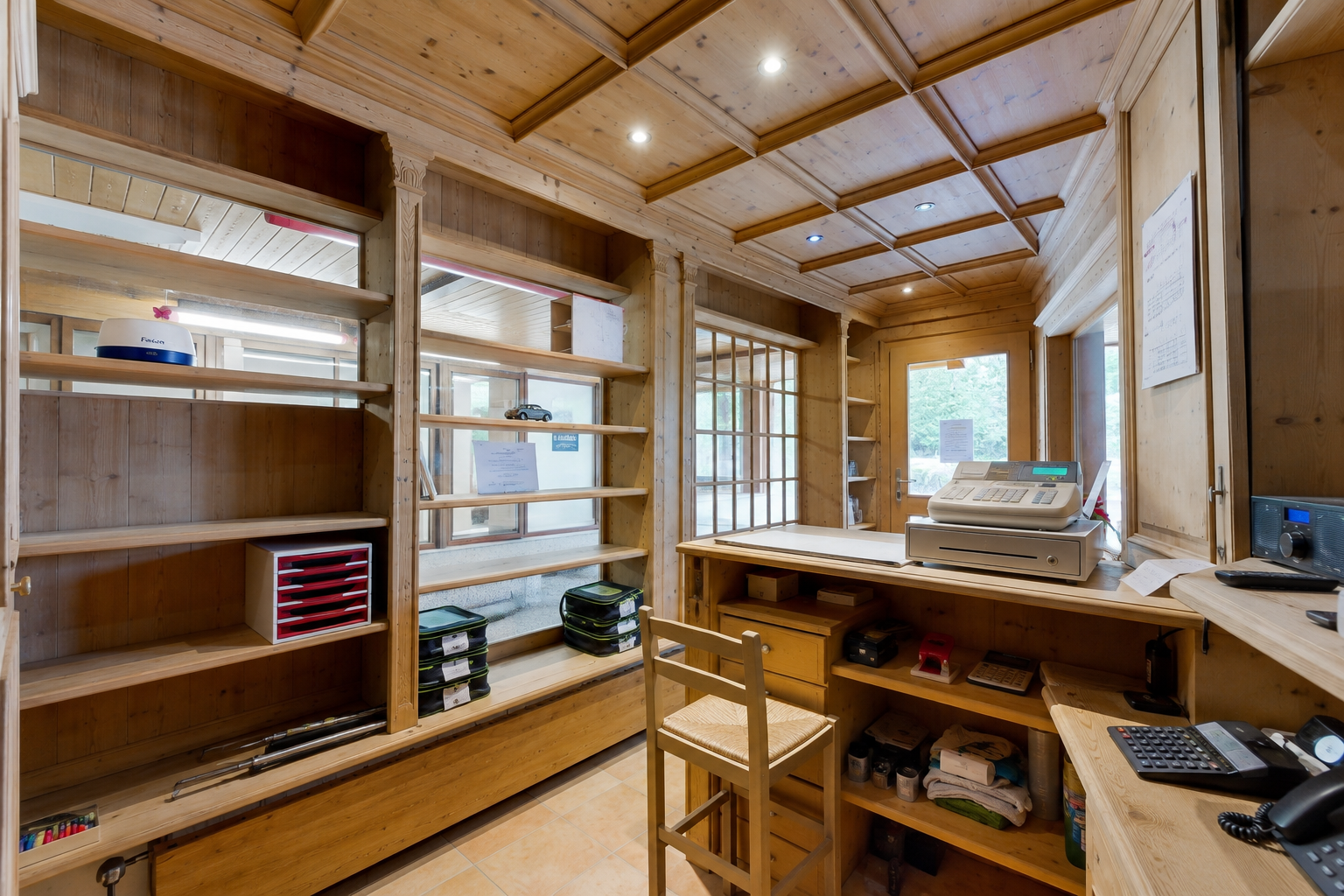 bureau avec wood ceiling, plafond en bois, coffered ceiling, plafond à caissons, et high end ceiling