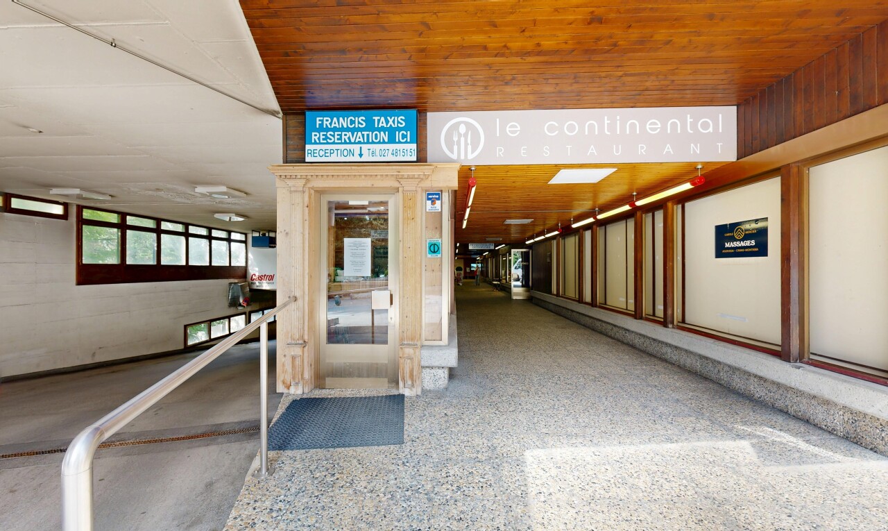 réception / lobby avec wood ceiling, aggregate floor, et high end ceiling