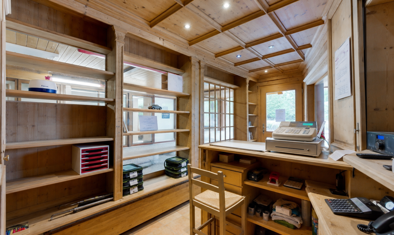 bureau avec wood ceiling, plafond en bois, coffered ceiling, plafond à caissons, et high end ceiling