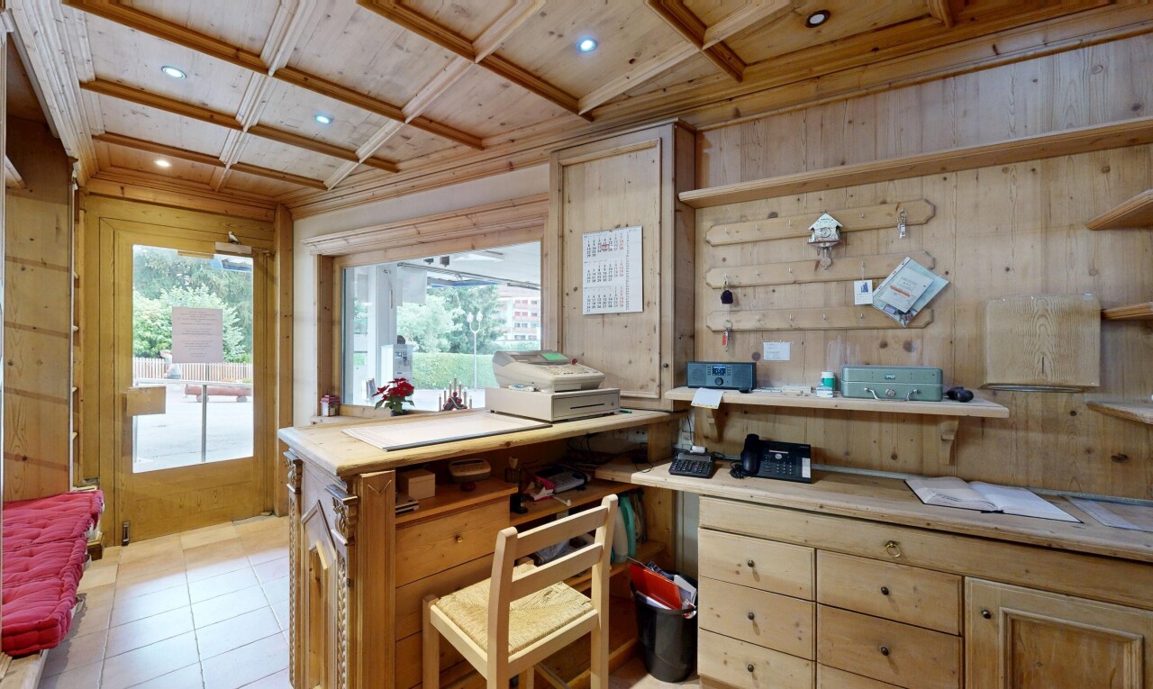cuisine avec dated wood wall, mur en bois, wood wall, light countertops, et éclairage encastré