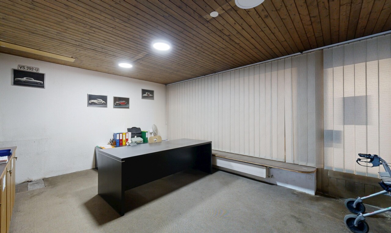 bureau avec éclairage encastré, inside property, drywall, et cloison sèche