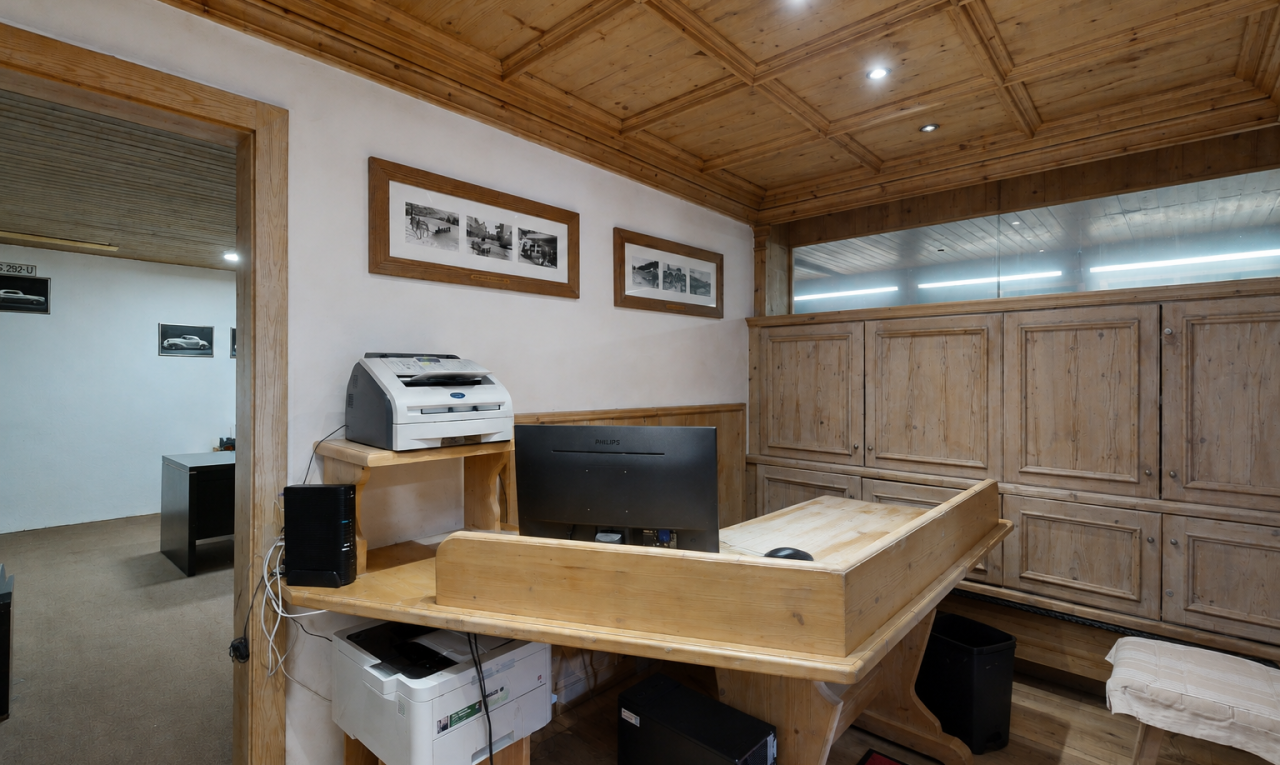bureau avec plafond en bois, wood ceiling, cloison sèche, drywall, et éclairage encastré