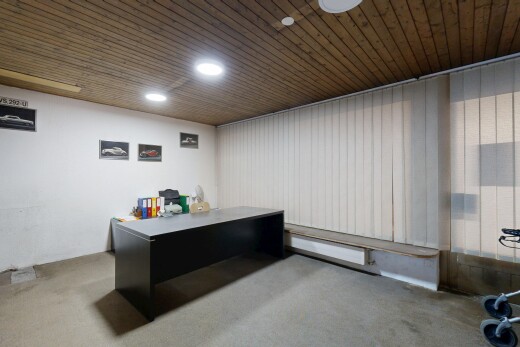 bureau avec éclairage encastré, inside property, drywall, et cloison sèche