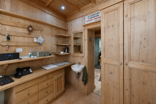salle de bains avec mur en bois, wood wall, dated wood wall, plafond en bois, et wood ceiling