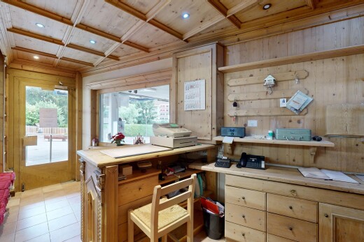 cuisine avec dated wood wall, mur en bois, wood wall, light countertops, et éclairage encastré