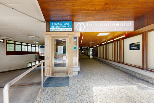 réception / lobby avec wood ceiling, aggregate floor, et high end ceiling