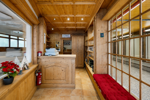 espace intérieur avec wood ceiling, plafond en bois, dated wood wall, wood wall, et mur en bois