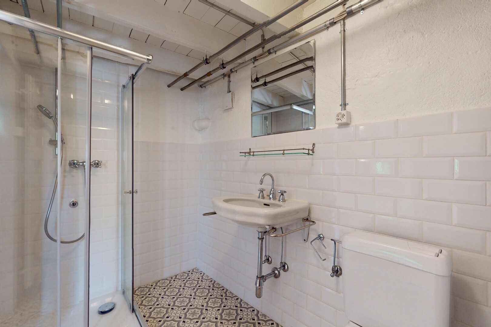 salle de bains avec douche, tile wall, mur en carrelage, inside property, et toilette
