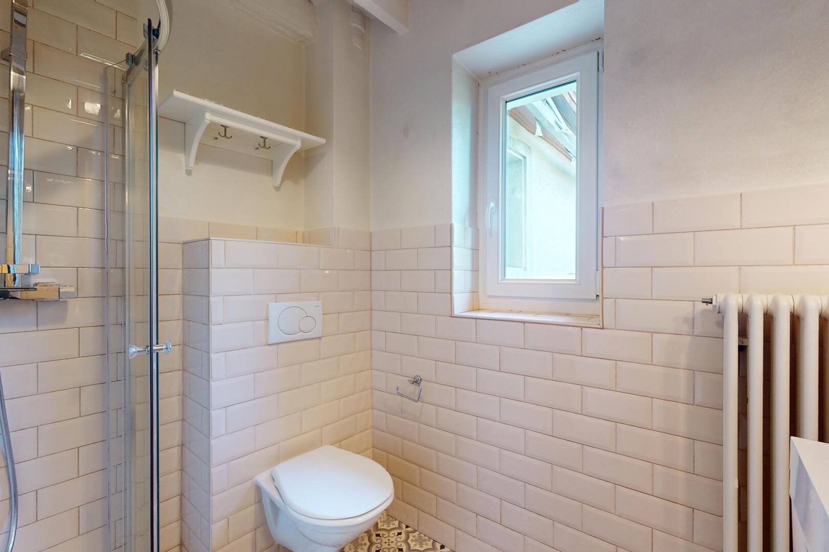 salle de bains avec radiateur, inside property, mur en carrelage, tile wall, et douche