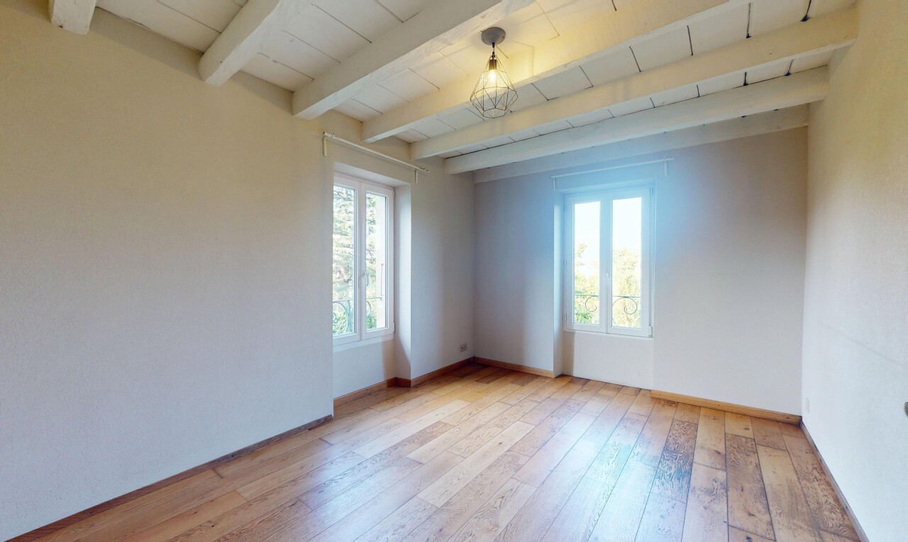 pièce vide avec inside property, lumière naturelle, natural light, sol en finition bois, et wood finish floor