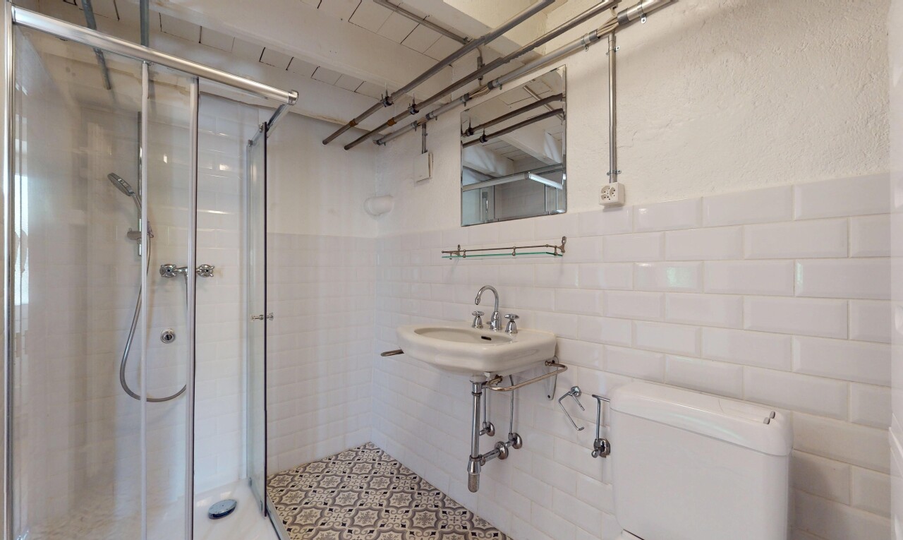 salle de bains avec douche, tile wall, mur en carrelage, inside property, et toilette