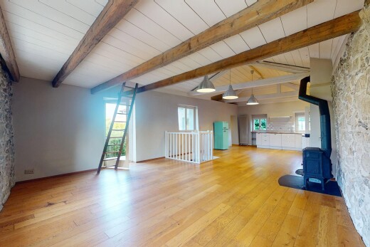 leerer raum mit steinwand, stone wall, holzofen, inside property, und balkendecke