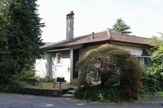 façade avec cheminée et property visible