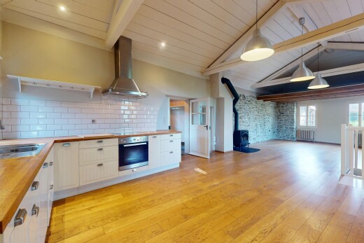 küche mit arbeitsfläche, dunstabzugshaube, holzofen, ofen, und waschbecken