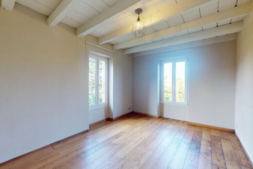 pièce vide avec inside property, lumière naturelle, natural light, sol en finition bois, et wood finish floor