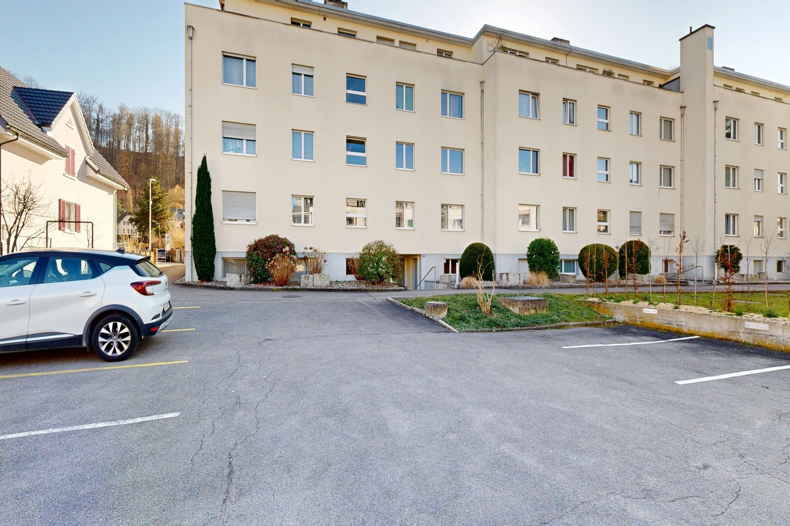 view of apartment building / complex with uncovered parking