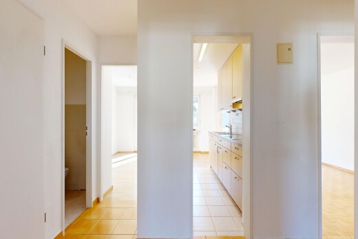 couloir avec cloison sèche, drywall, light floor, inside property, et sol en carrelage