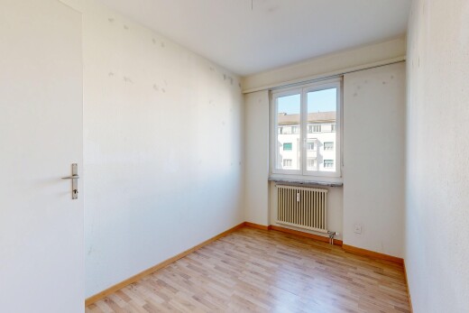 pièce vide avec day time, radiateur, sol en finition bois, wood finish floor, et inside property