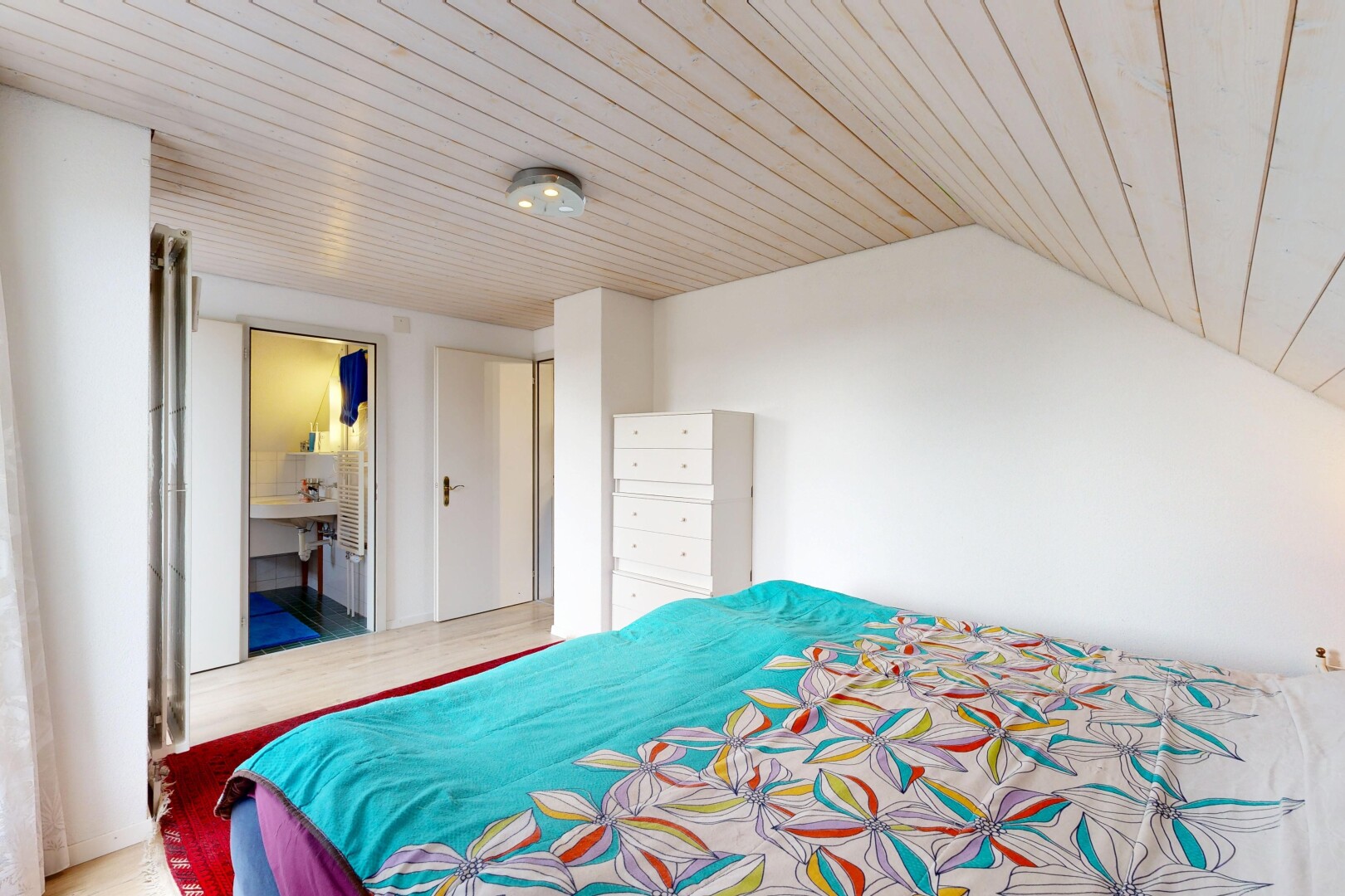 zimmer / schlafzimmer mit holzdecke, wood ceiling, dachschräge, vaulted ceiling, und inside property