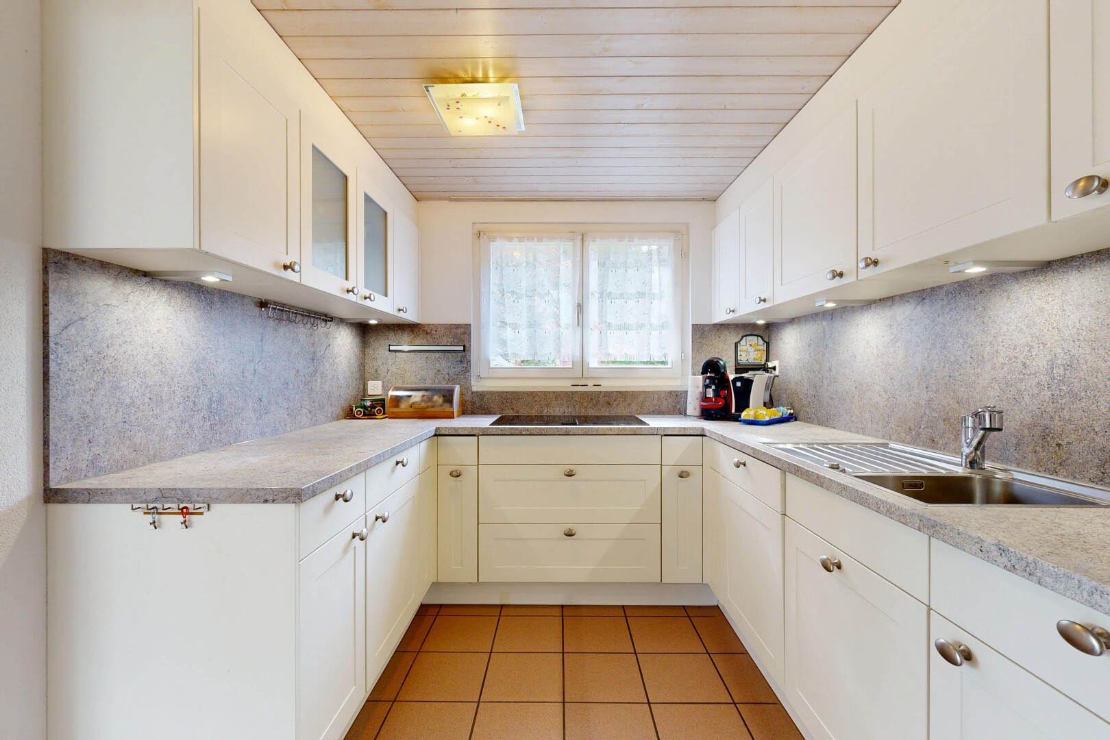 küche mit light countertops, weiße schränke, white cabinets, fliesenboden, und tile floor