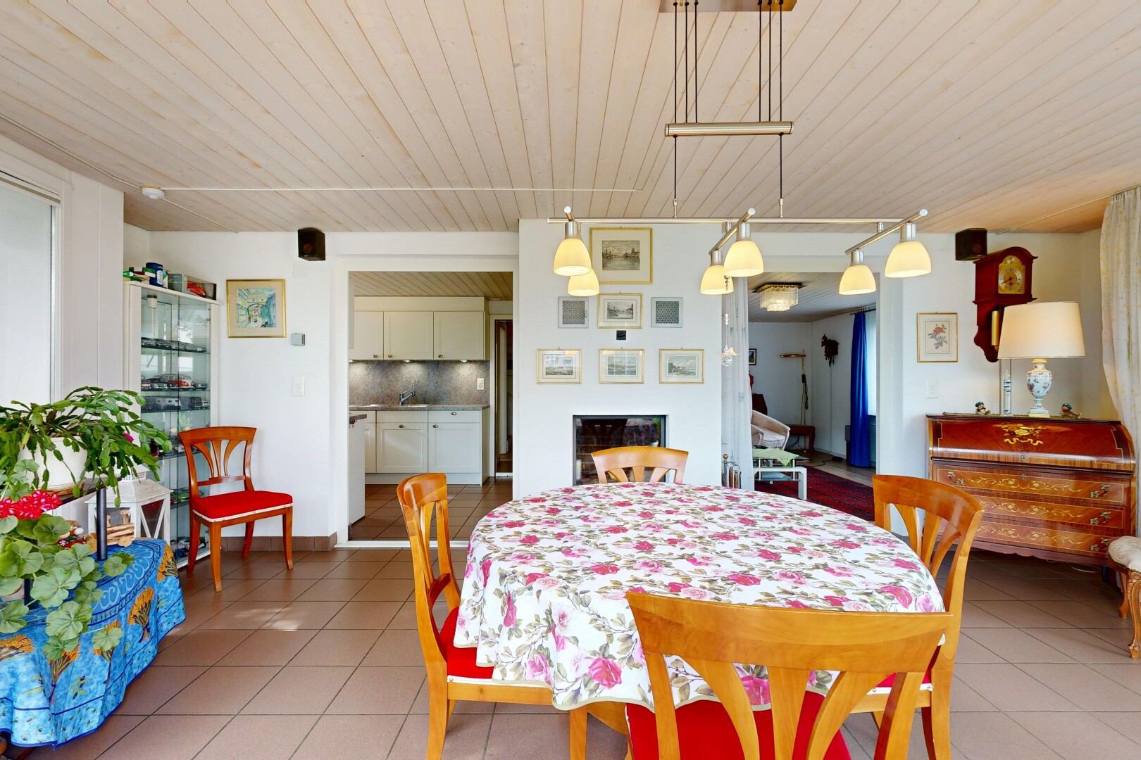 esszimmer mit küchenrückwand beim Herd, inside property, holzdecke, wood ceiling, und gipskartonwand