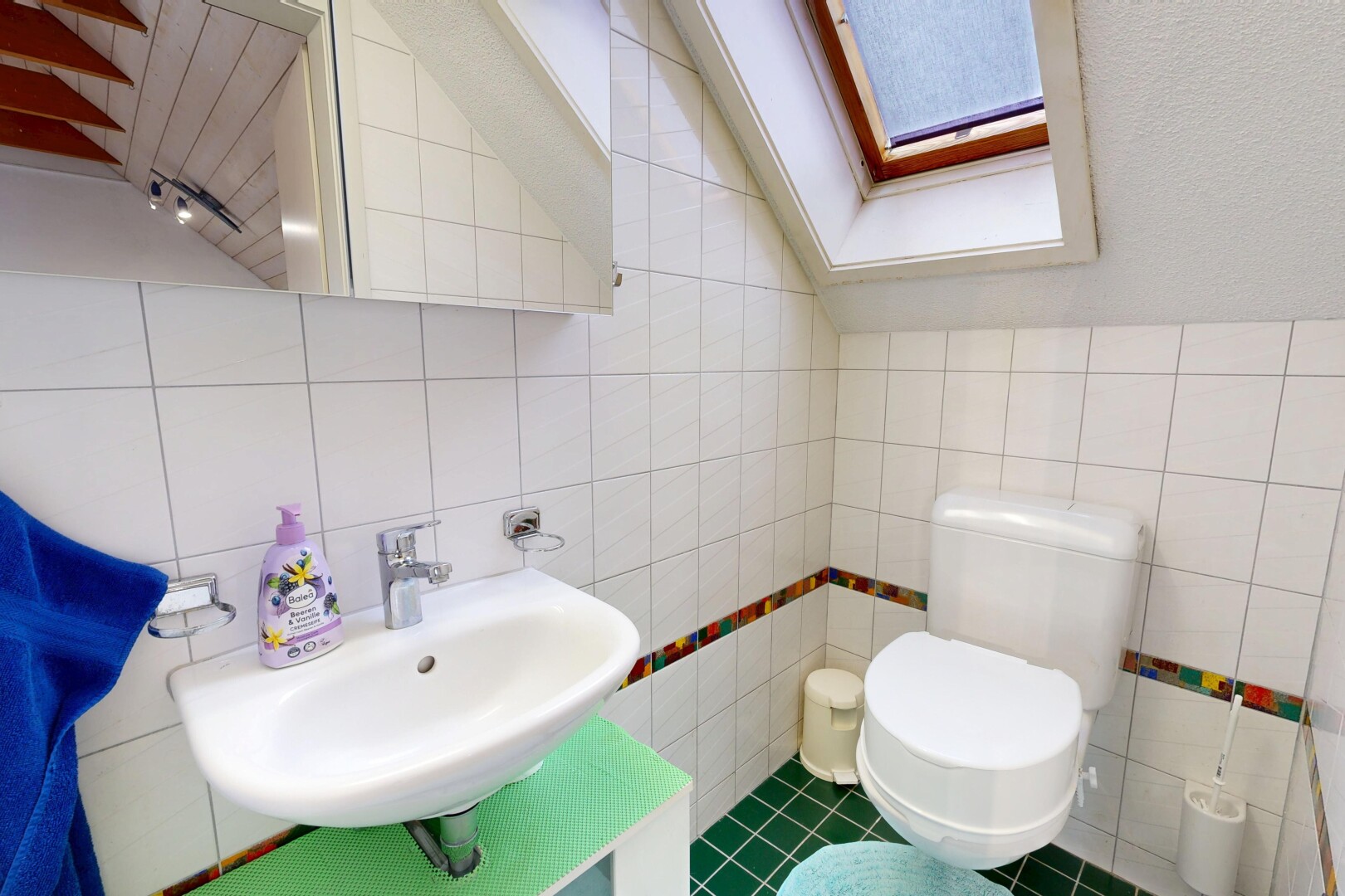 bad mit fliesenwand, tile wall, spiegel, gäste-wc, und waschbecken