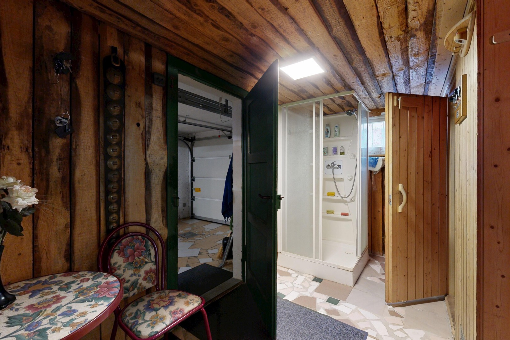 esszimmer mit niedrige decke, low ceiling, und inside property