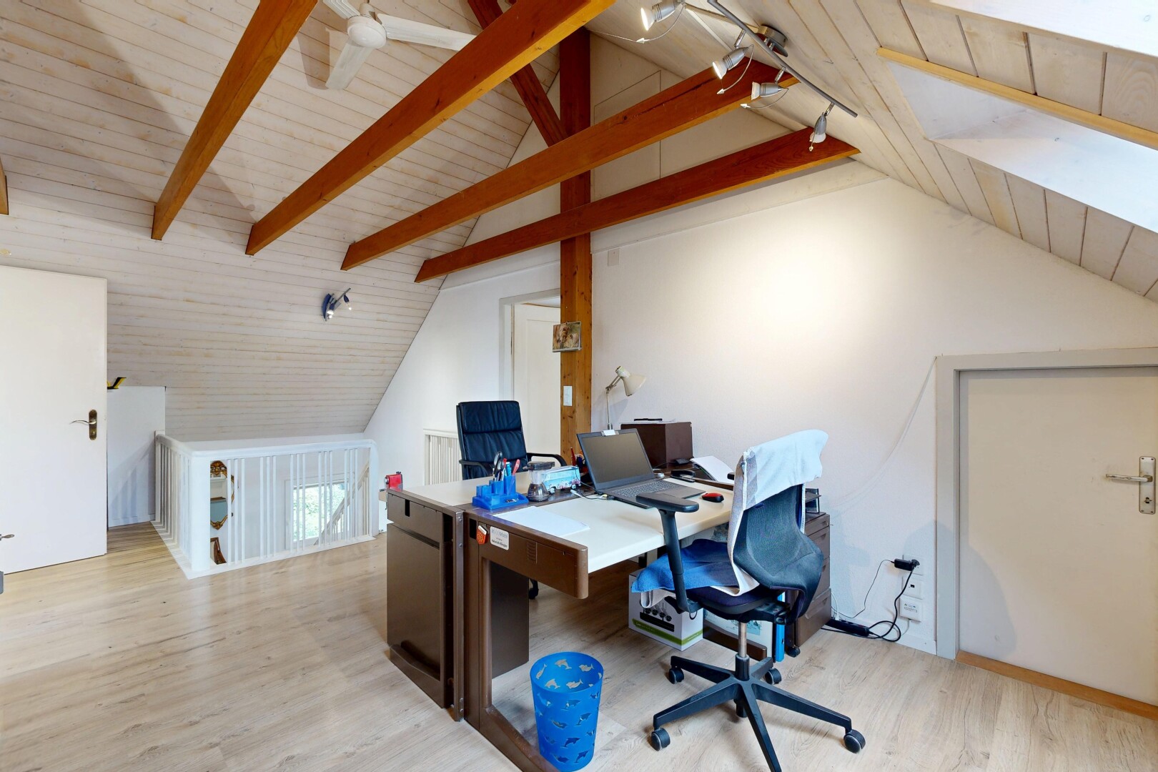 büro mit balkendecke, beamed ceiling, bürobereich, holzdecke, und wood ceiling