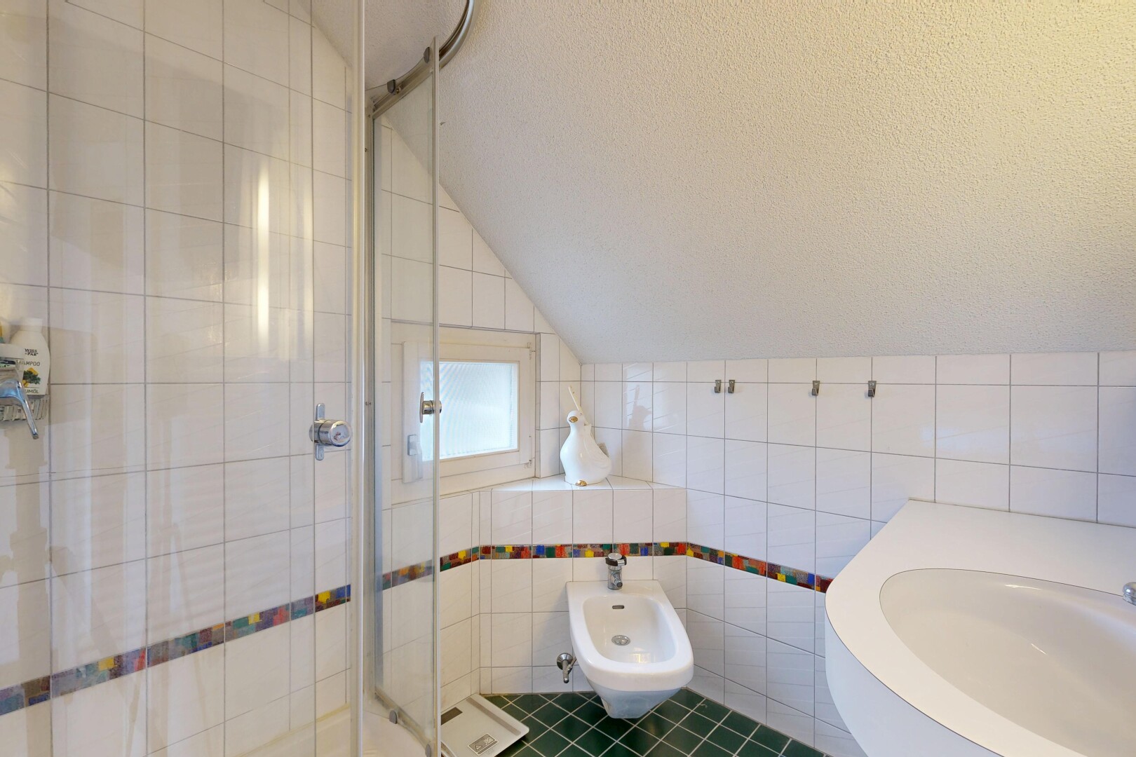 bad mit fliesenwand, tile wall, dusche, komplettes badezimmer, und bidet