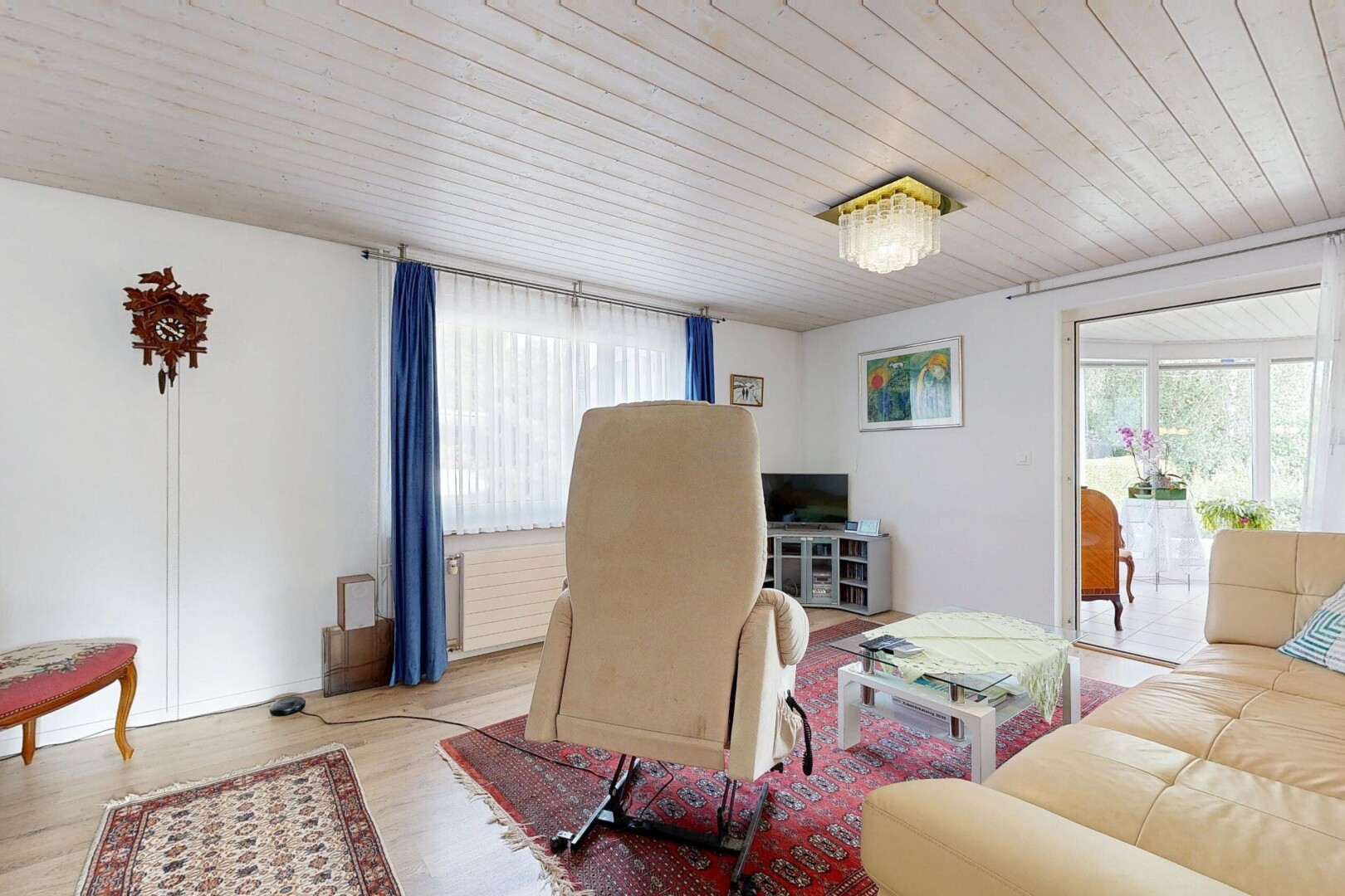 wohnzimmer mit inside property, natürliches licht, natural light, gipskartonwand, und drywall