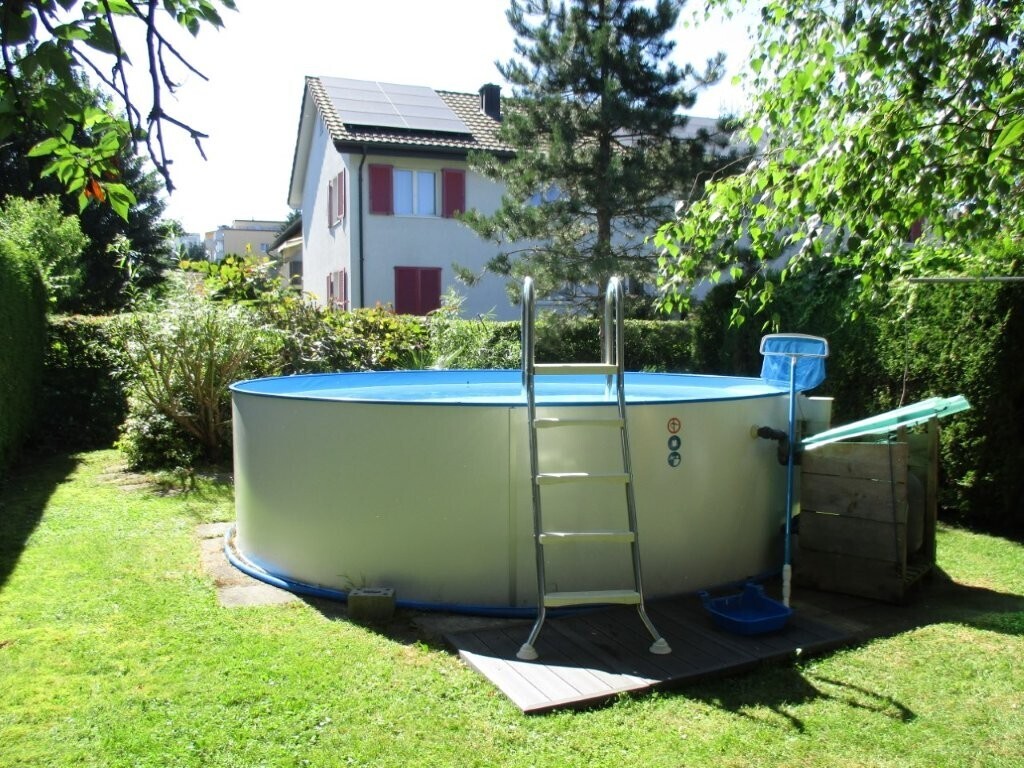 garten mit schwimmbad und rasen