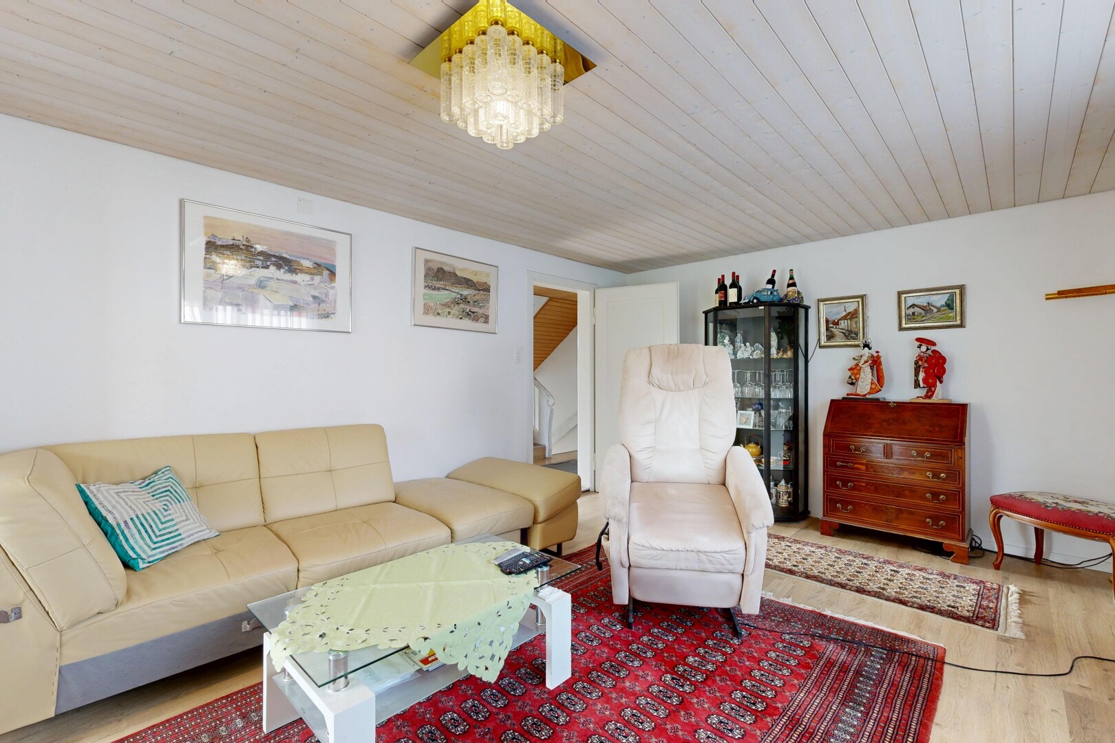 wohnzimmer mit inside property, gipskartonwand, drywall, holzfußboden, und wood finish floor