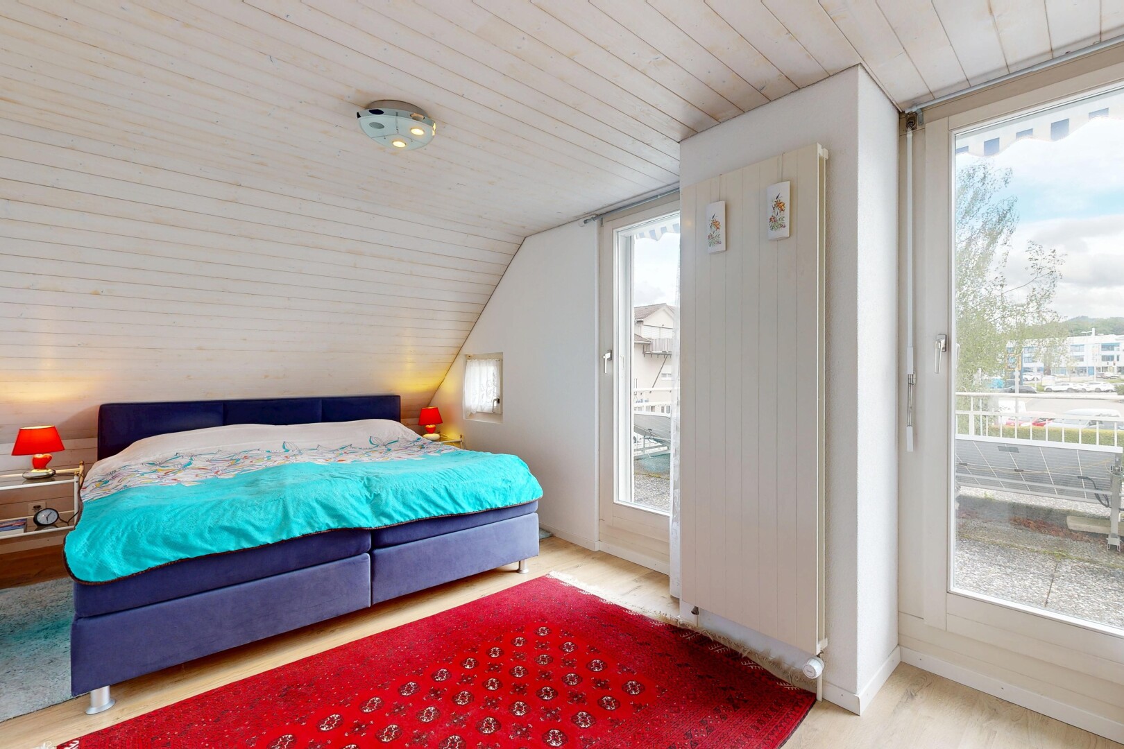 zimmer / schlafzimmer mit natürliches licht, natural light, niedrige decke, low ceiling, und inside property