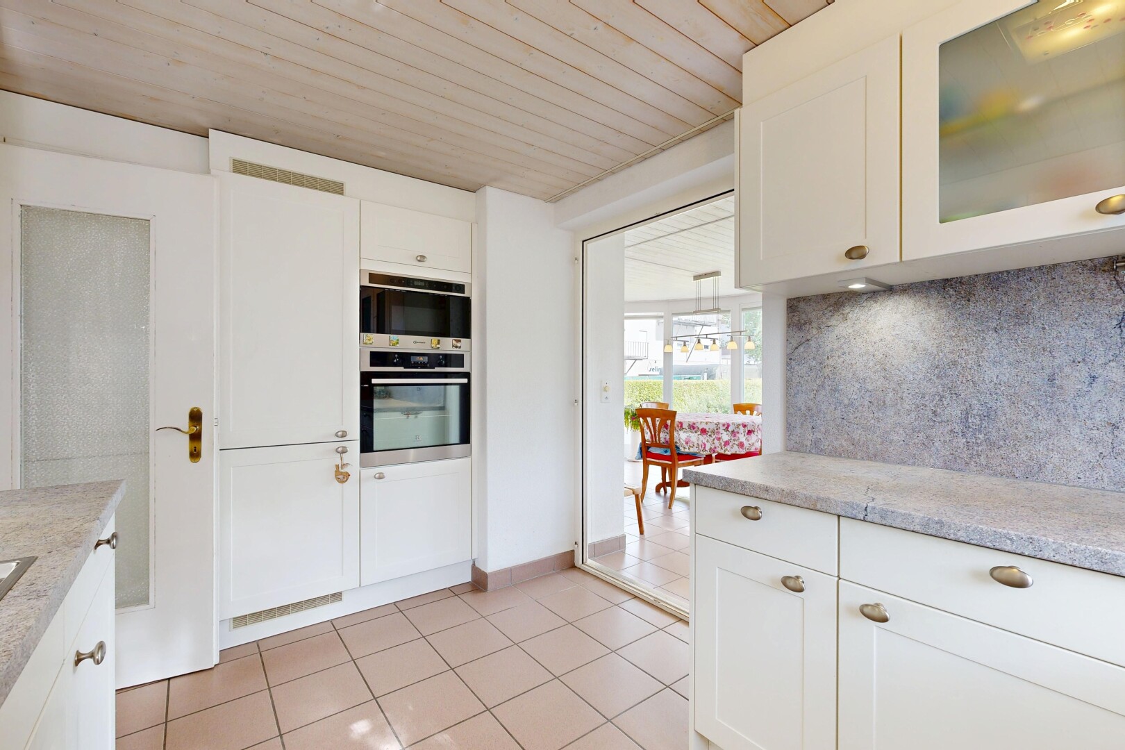 küche mit light countertops, white cabinets, weiße schränke, ofen, und glass insert cabinets