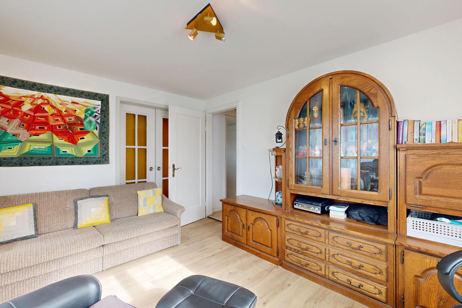 wohnzimmer mit französische türen, wood finish floor, holzfußboden, light floor, und inside property