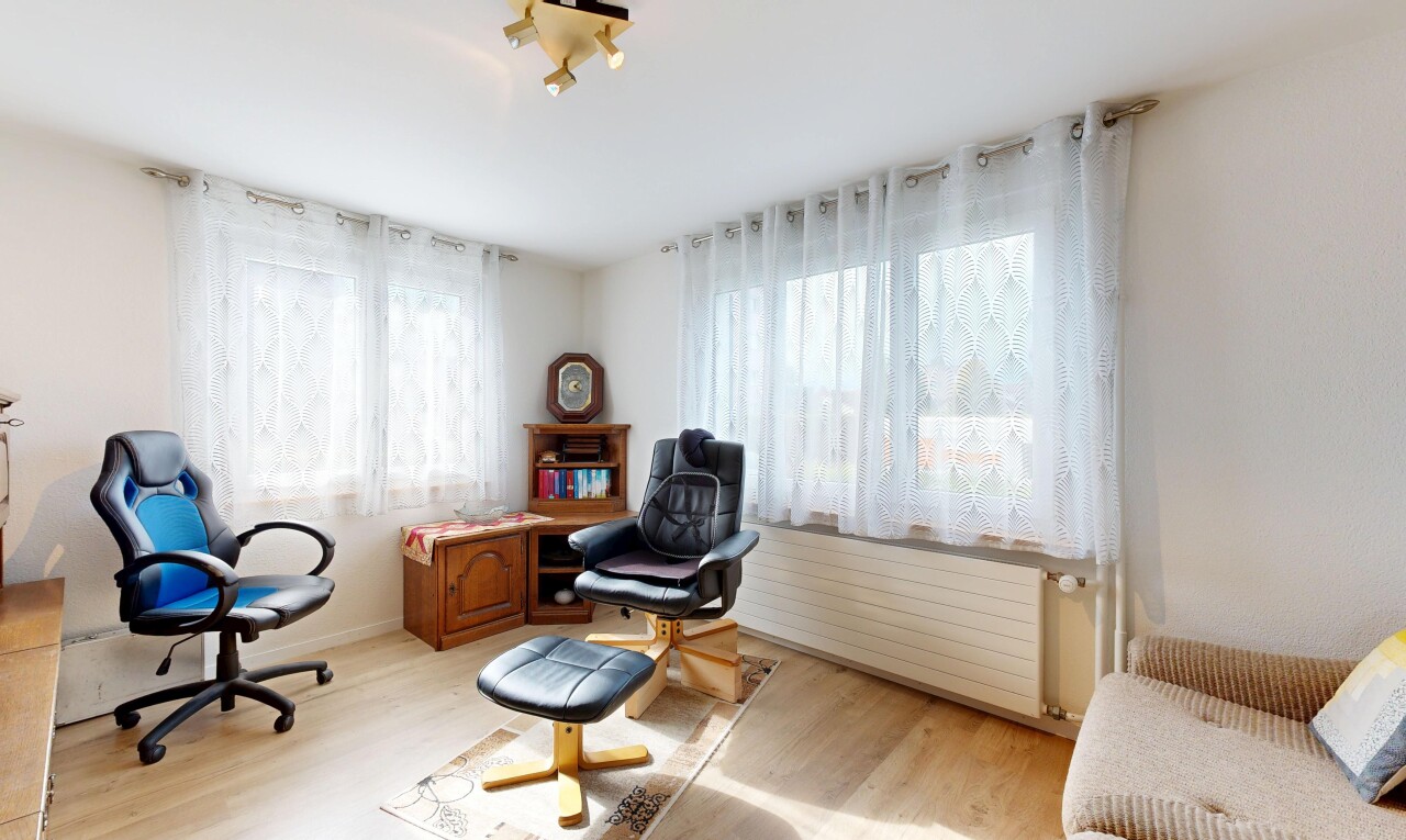 büro mit holzfußboden, wood finish floor, gipskartonwand, drywall, und inside property